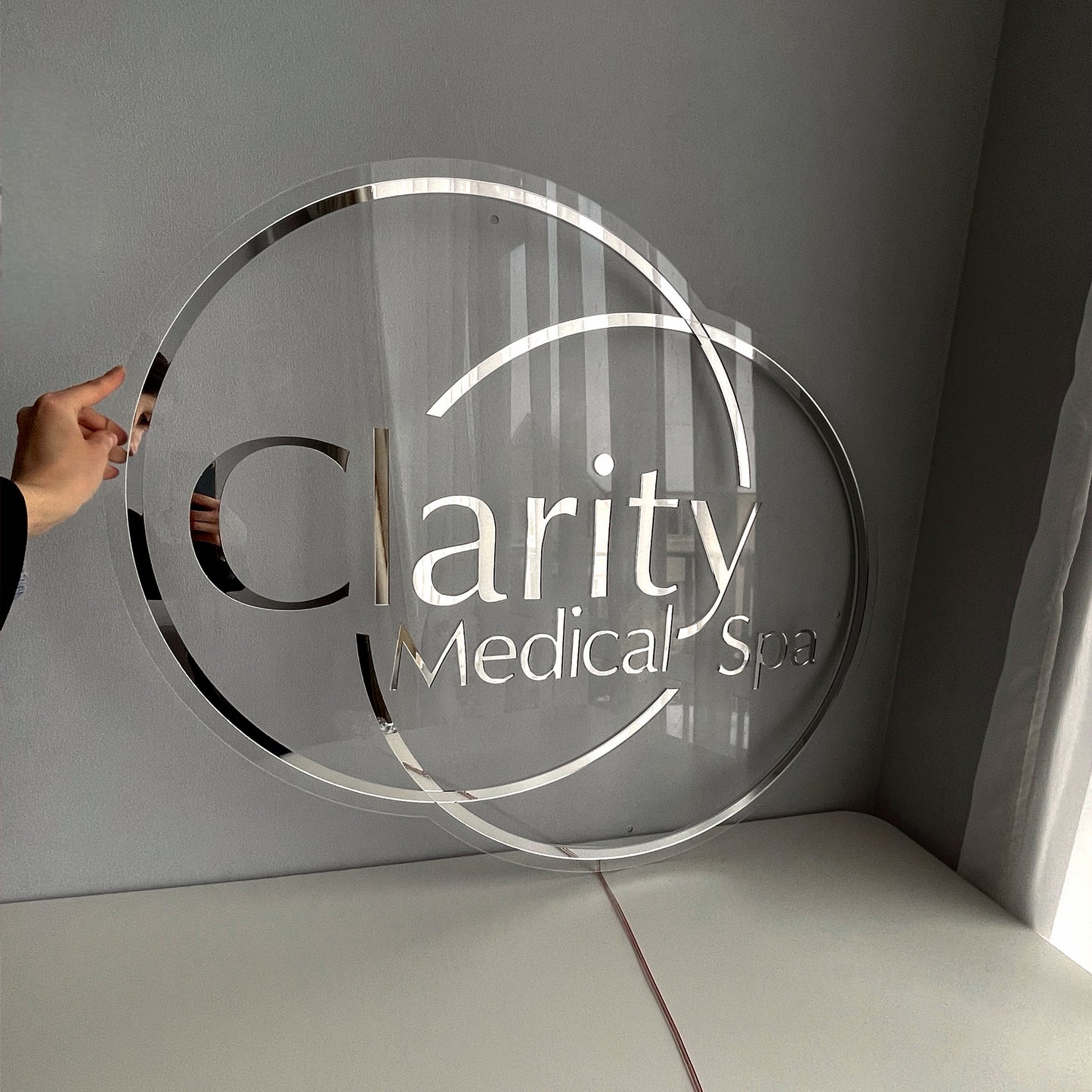 Enseigne Commerciale Personnalisée en Plexiglas
