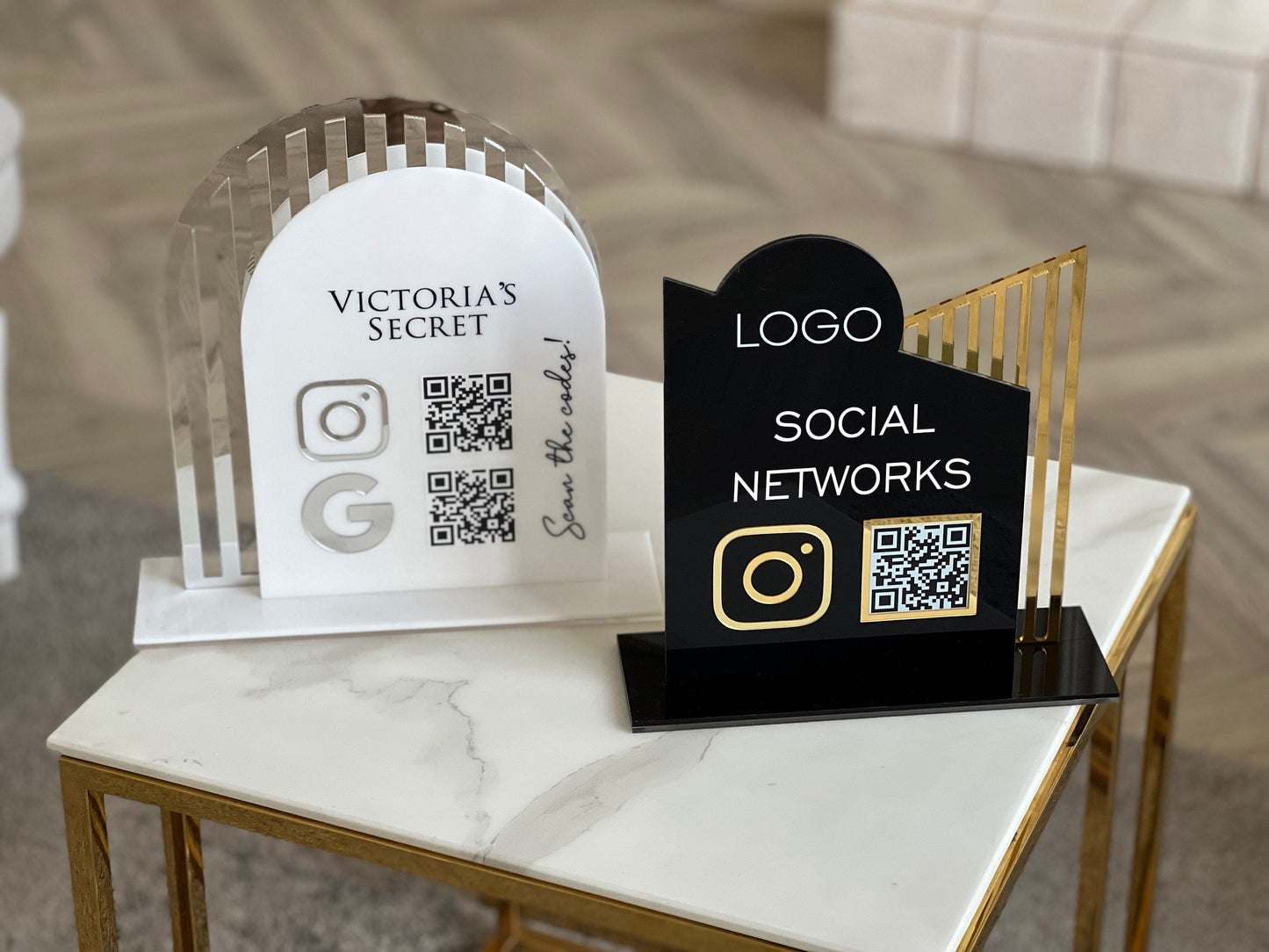 Enseigne de Code QR Personnalisée en Plexiglas Doré et Blanc
