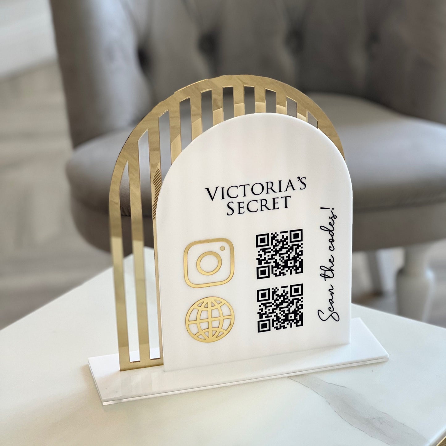 Enseigne de Code QR Personnalisée en Plexiglas Doré et Blanc