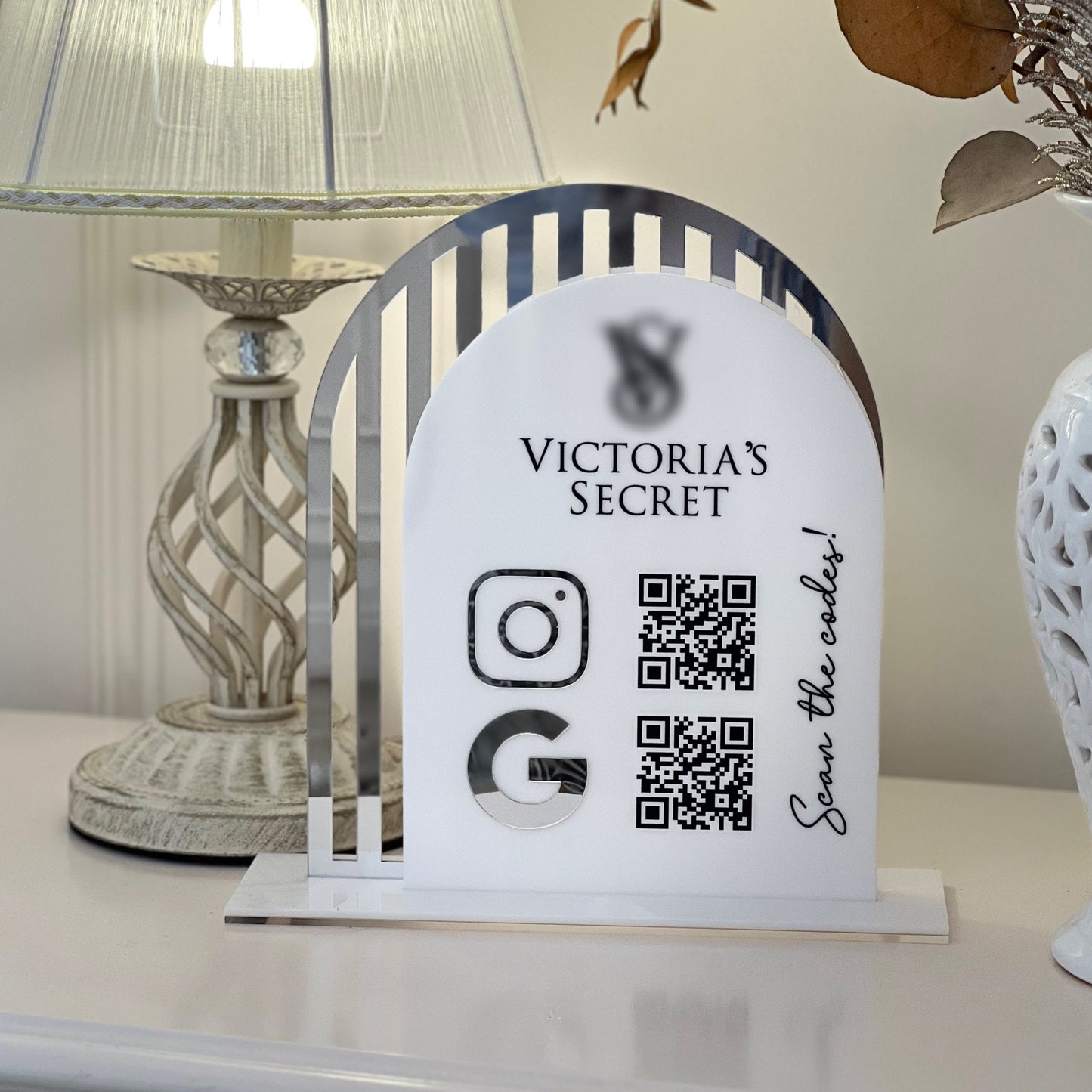 Enseigne de Code QR Personnalisée en Plexiglas Doré et Blanc